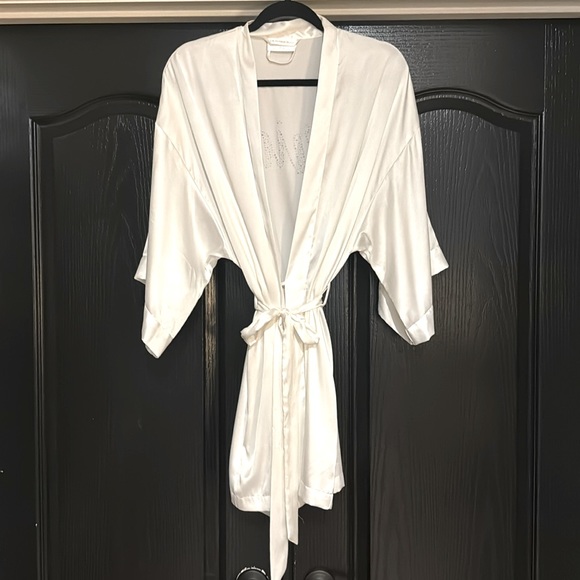 VICTORIA’S SECRET BRIDE ROBE NWOT! - Picture 2 of 3